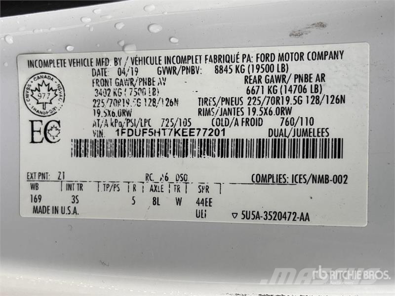 Ford F-550 XLT 4x4 Cab and Chassis (Inoperable) Cabins and interior