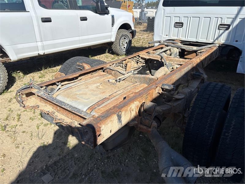 Ford F-550 XLT 4x4 Cab and Chassis 駕駛室與內部