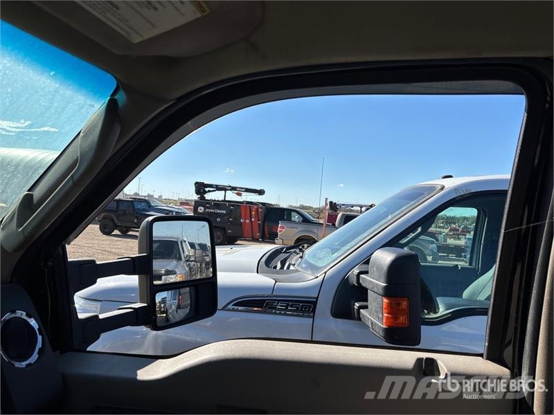 Ford F-550 XLT 4x4 Cab and Chassis Kabiinid