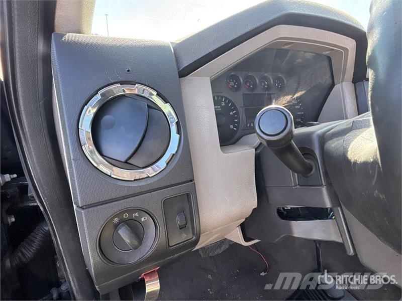 Ford F-550 XLT 4x4 Cab and Chassis Kabiinid