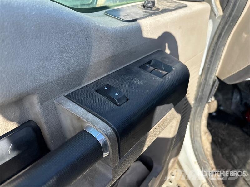 Ford F-550 XLT 4x4 Cab and Chassis (Inoperable) Kabine i unutrašnjost