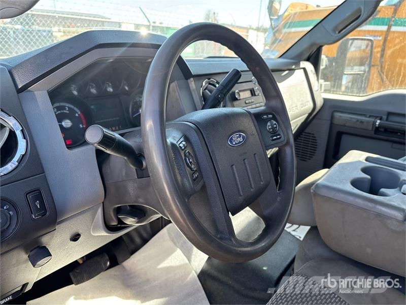 Ford F-550 XLT 4x4 Cab and Chassis 駕駛室與內部