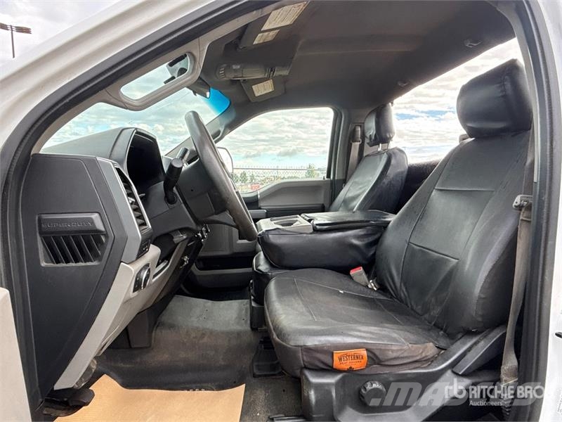 Ford F-550 XLT 4x4 Cab and Chassis (Inoperable) Cabins and interior