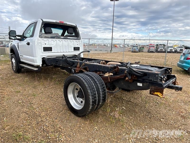 Ford F-550 XLT 4x4 Cab and Chassis (Inoperable) Cabins and interior