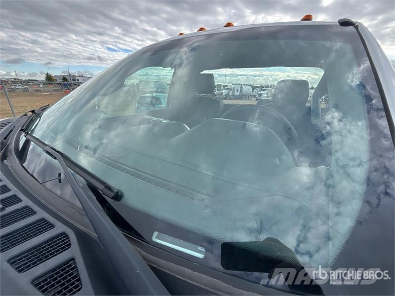 Ford F-550 XLT 4x4 Cab and Chassis (Inoperable) Cabins and interior