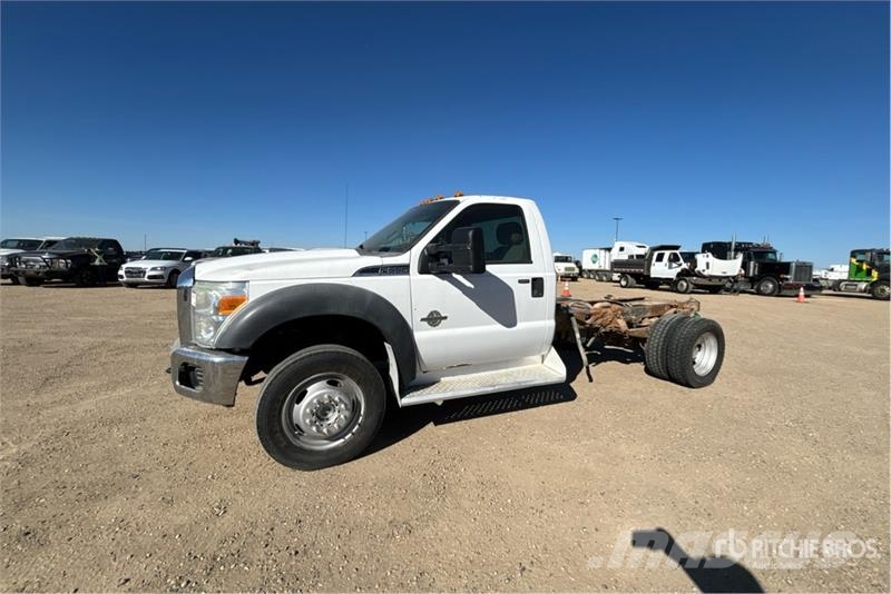 Ford F-550 XLT 4x4 Cab and Chassis 駕駛室與內部