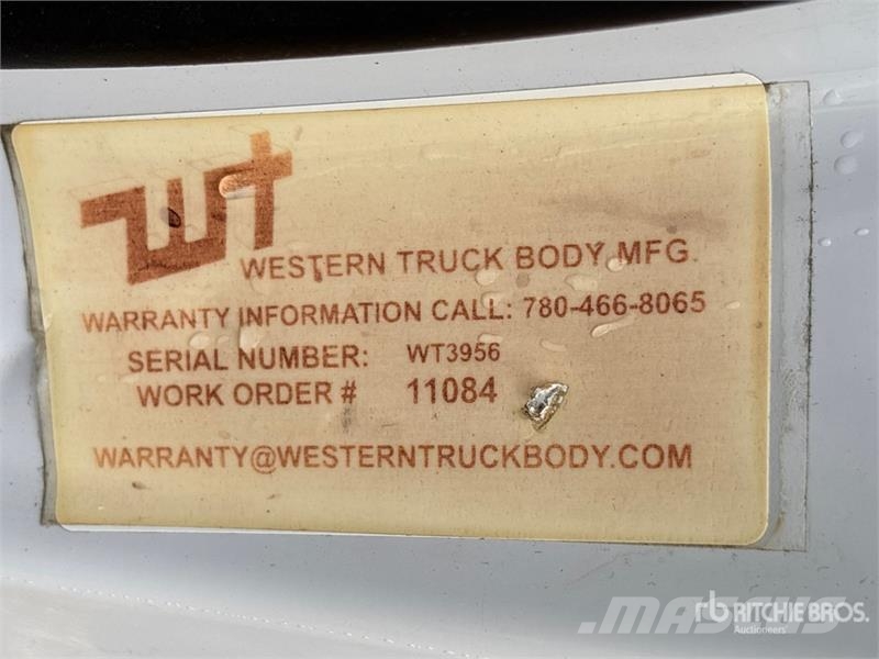 Ford F-550 XLT 4x4 Cab and Chassis (Inoperable) Cabins and interior