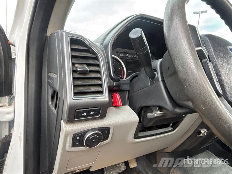 Ford F-550 XLT 4x4 Cab and Chassis (Inoperable) Cabins and interior