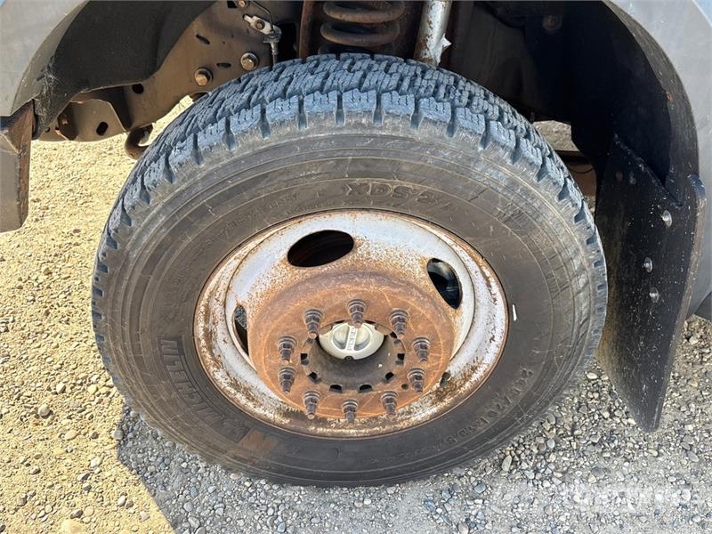 Ford F-550 XLT 4x4 Cab and Chassis Kabiinid