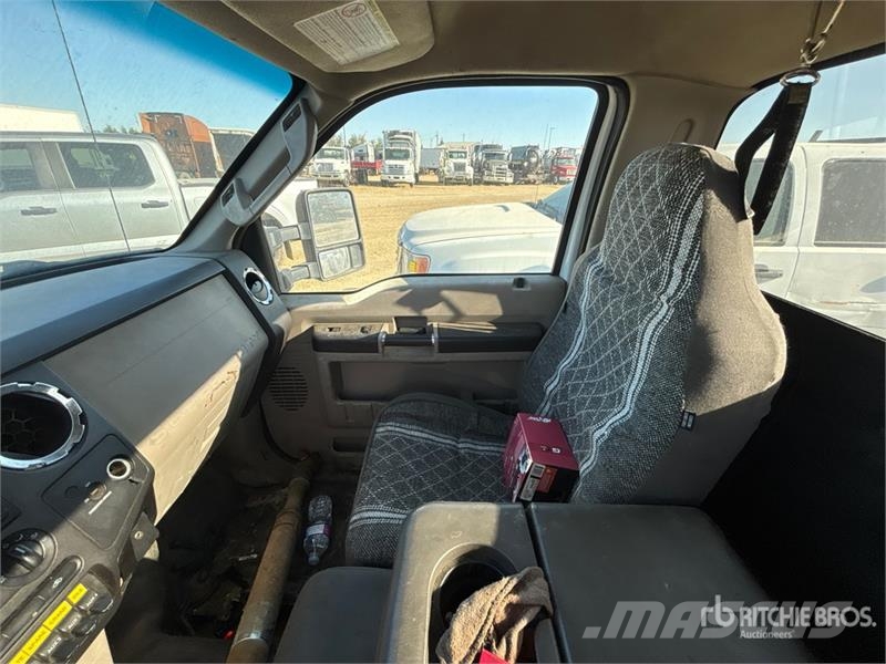 Ford F-550 XLT 4x4 Cab and Chassis (Inoperable) Kabine i unutrašnjost