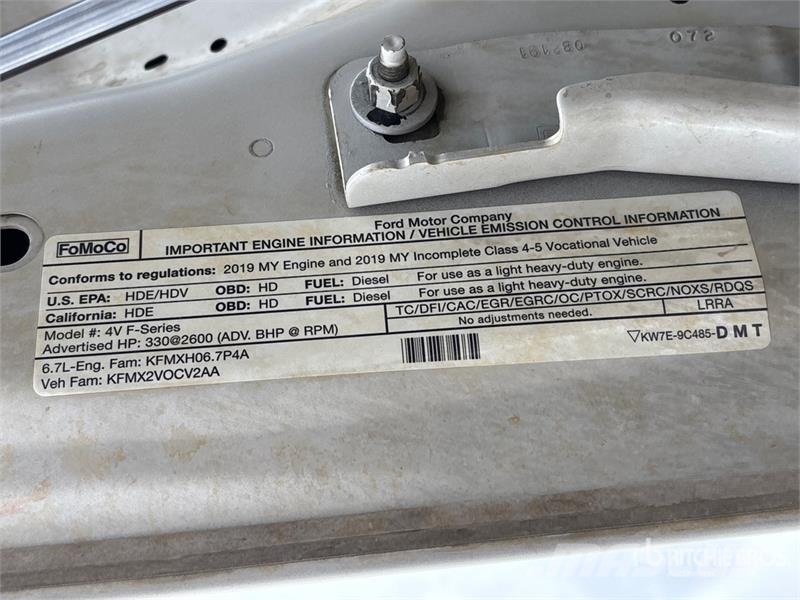 Ford F-550 XLT 4x4 Cab and Chassis (Inoperable) Cabins and interior