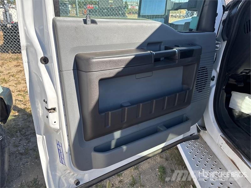 Ford F-550 XLT 4x4 Cab and Chassis 駕駛室與內部