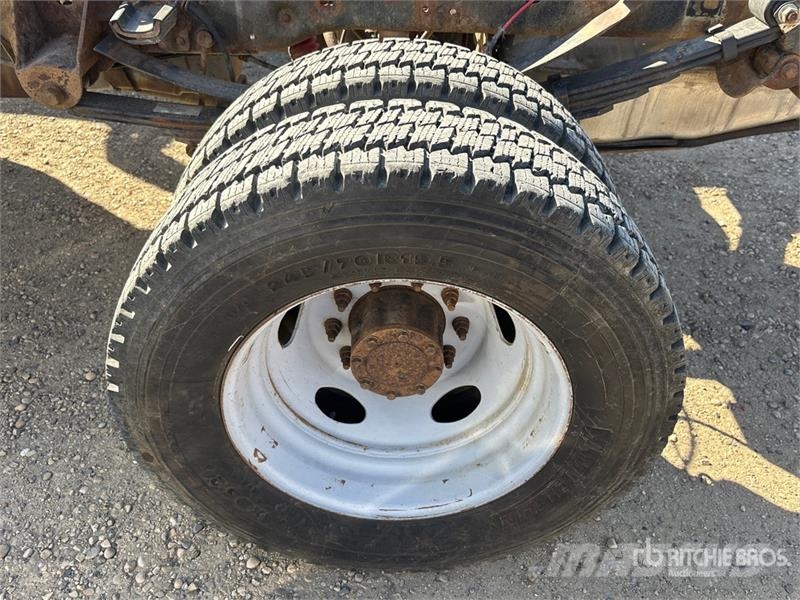 Ford F-550 XLT 4x4 Cab and Chassis Kabiinid