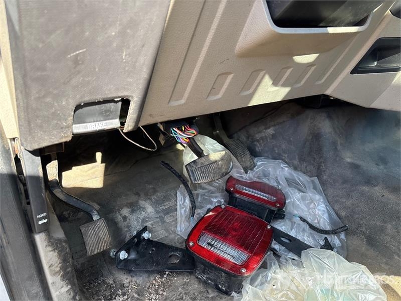 Ford F-550 XLT 4x4 Cab and Chassis (Inoperable) Kabine i unutrašnjost