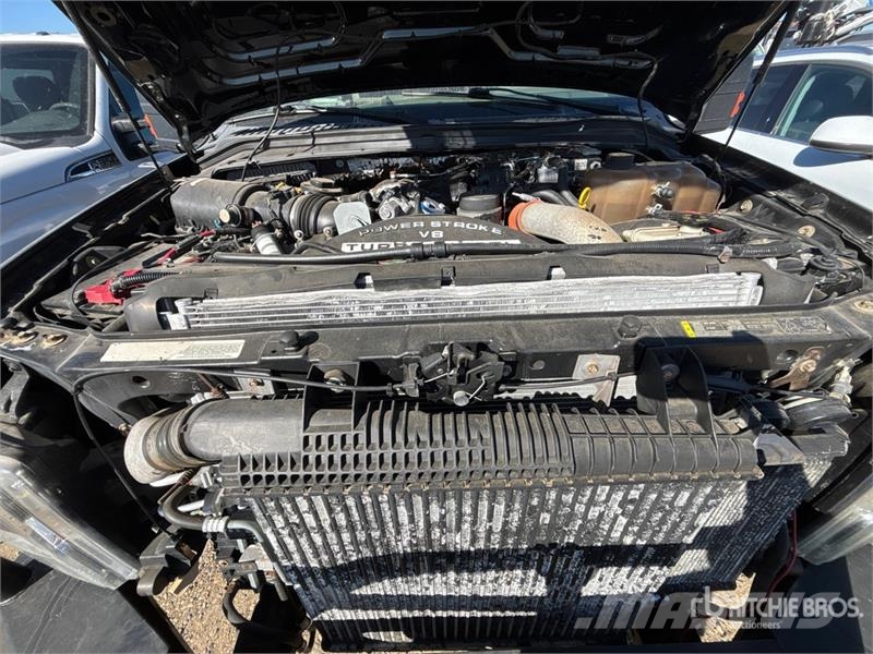 Ford F-550 XLT 4x4 Cab and Chassis Kabiinid