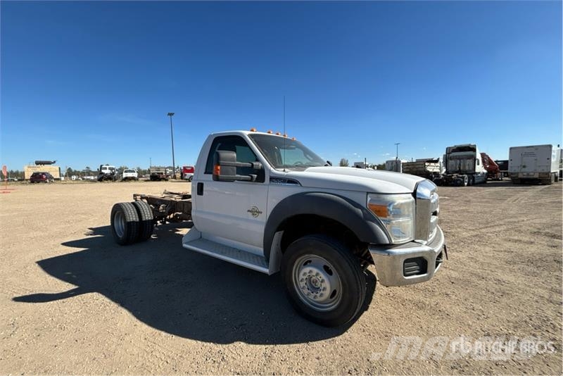 Ford F-550 XLT 4x4 Cab and Chassis 駕駛室與內部