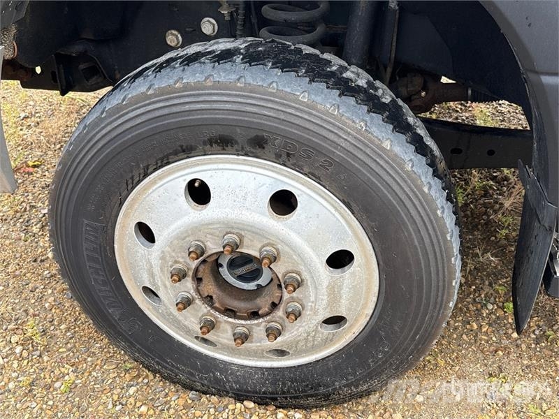 Ford F-550 XLT 4x4 Cab and Chassis (Inoperable) Cabins and interior
