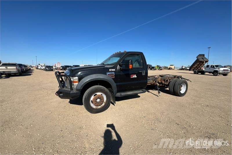Ford F-550 XLT 4x4 Cab and Chassis Kabiinid
