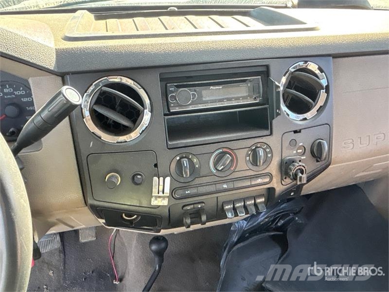 Ford F-550 XLT 4x4 Cab and Chassis Kabiinid