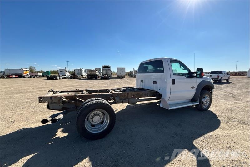 Ford F-550 XLT 4x4 Cab and Chassis 駕駛室與內部