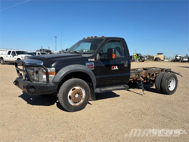 Ford F-550 XLT 4x4 Cab and Chassis Kabiinid