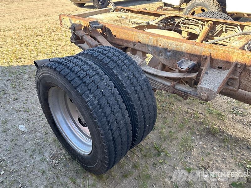 Ford F-550 XLT 4x4 Cab and Chassis 駕駛室與內部