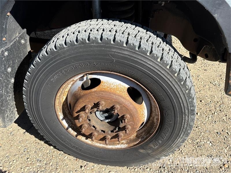 Ford F-550 XLT 4x4 Cab and Chassis Kabiinid
