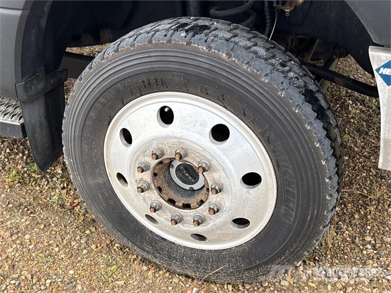 Ford F-550 XLT 4x4 Cab and Chassis (Inoperable) Cabins and interior