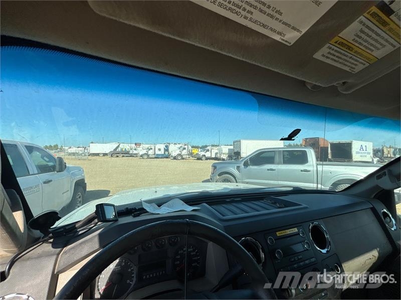 Ford F-550 XLT 4x4 Cab and Chassis (Inoperable) Kabine i unutrašnjost