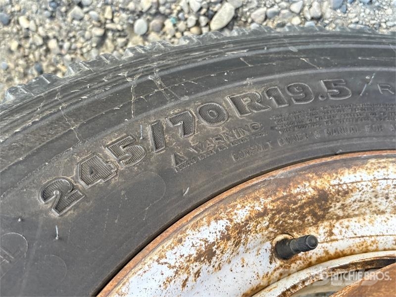 Ford F-550 XLT 4x4 Cab and Chassis Kabiinid