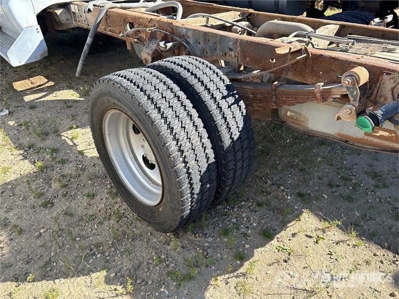 Ford F-550 XLT 4x4 Cab and Chassis 駕駛室與內部