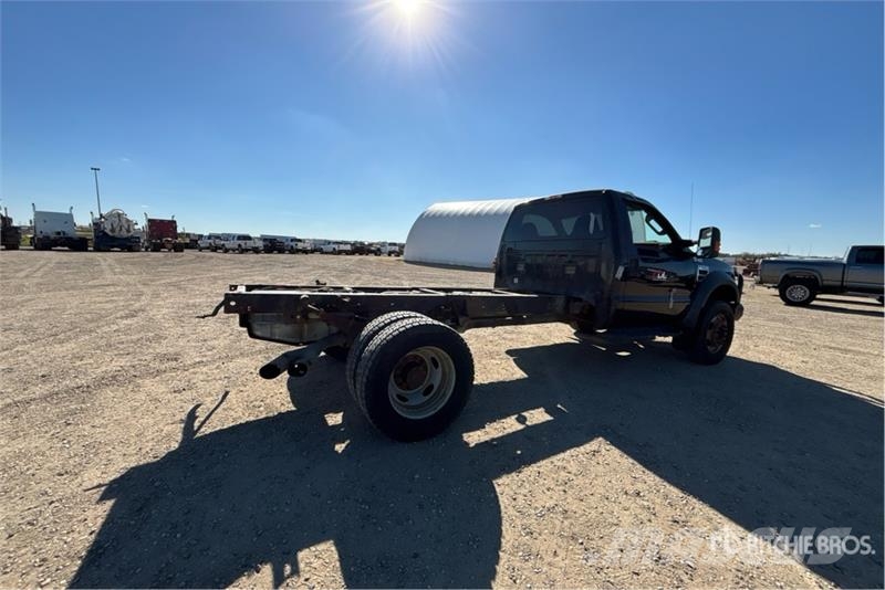 Ford F-550 XLT 4x4 Cab and Chassis Kabiinid