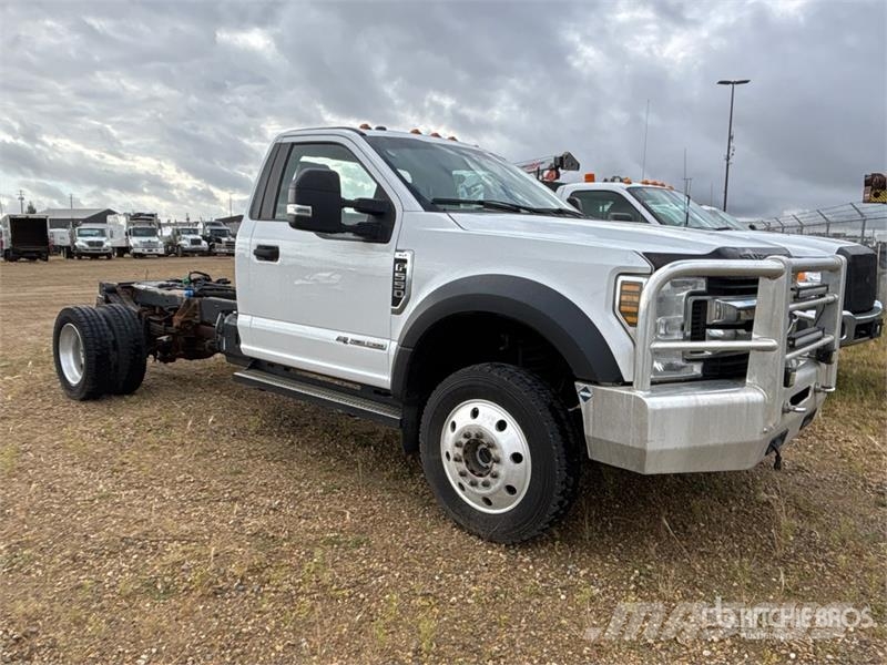Ford F-550 XLT 4x4 Cab and Chassis (Inoperable) Cabins and interior