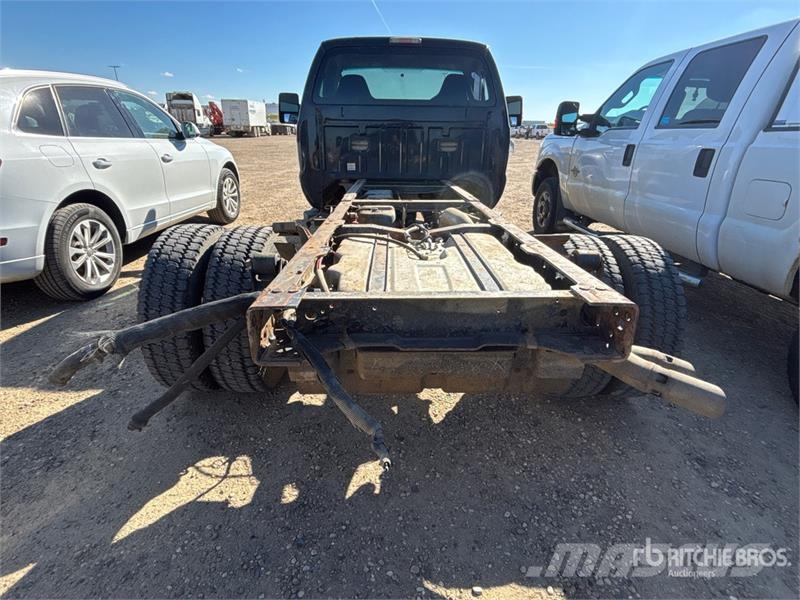 Ford F-550 XLT 4x4 Cab and Chassis Kabiinid