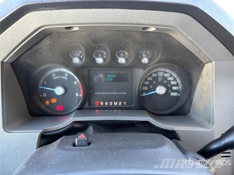 Ford F-550 XLT 4x4 Cab and Chassis 駕駛室與內部