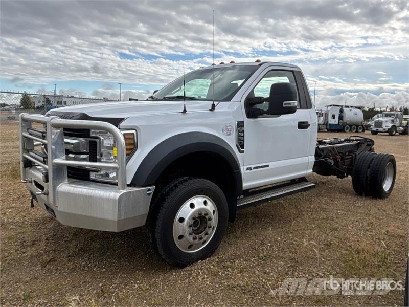 Ford F-550 XLT 4x4 Cab and Chassis (Inoperable) Cabins and interior