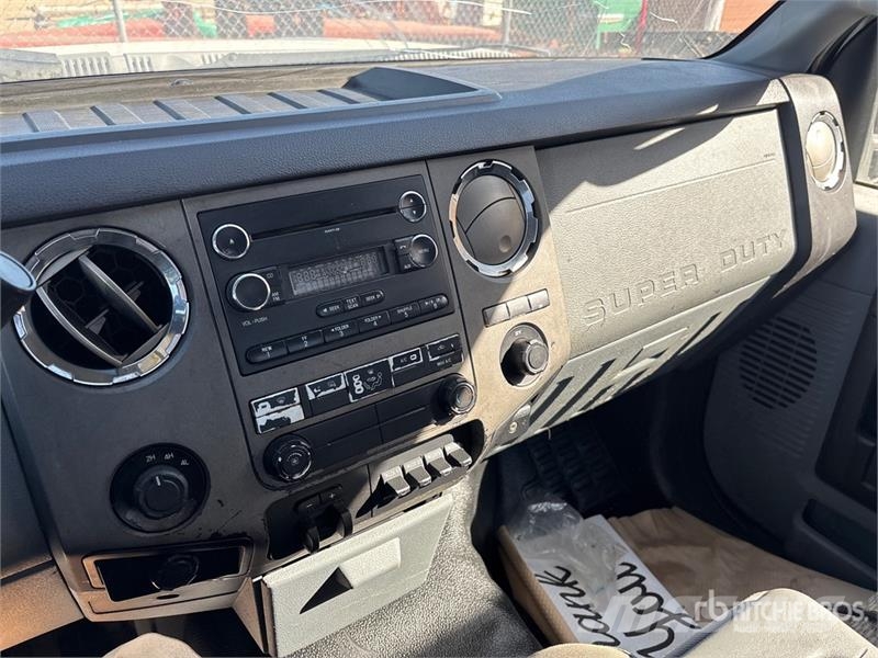 Ford F-550 XLT 4x4 Cab and Chassis 駕駛室與內部