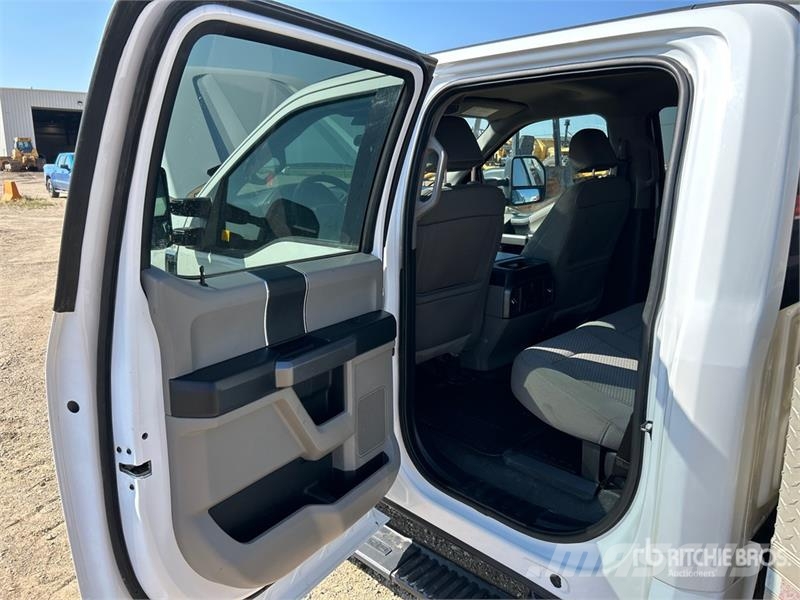 Ford F-550 XLT 4x4 Crew Cab Flatbed Truck 플랫베드/드롭사이드 트럭