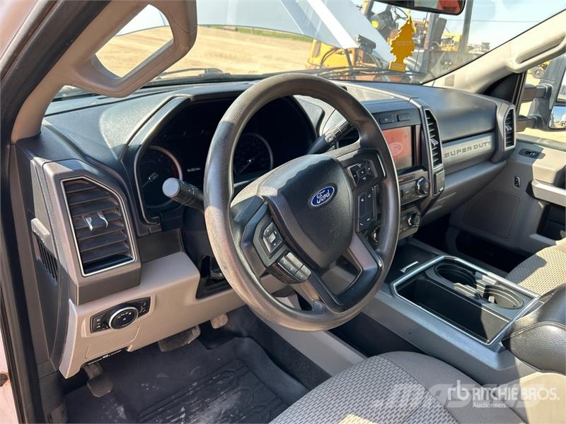 Ford F-550 XLT 4x4 Crew Cab Flatbed Truck 플랫베드/드롭사이드 트럭