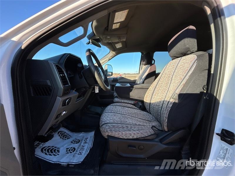 Ford F-550 XLT 4x4 Crew Cab Service Truck Camions et véhicules municipaux