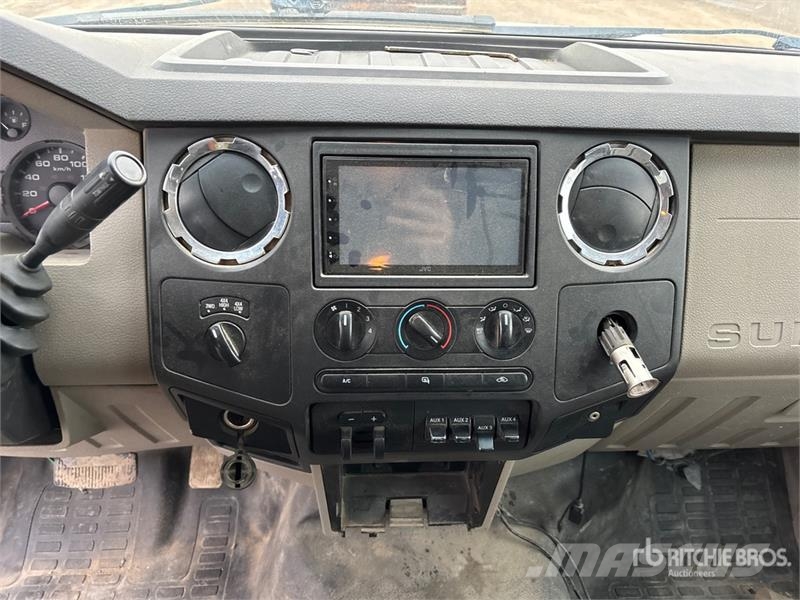 Ford F-550 XLT 4x4 Crew Cab Flatbed Truck (Inoperable) Camiões estrado/caixa aberta
