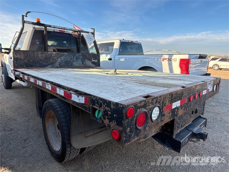 Ford F-550 XLT 4x4 Crew Cab Flatbed Truck Camiones de cama baja