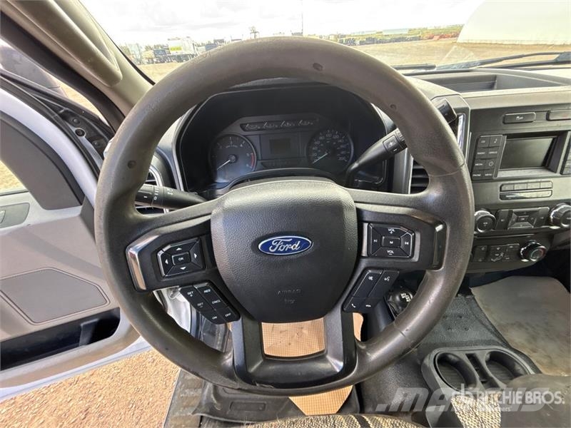 Ford F-550 XLT 4x4 Crew Cab Flatbed Truck Lava-kuorma-autot