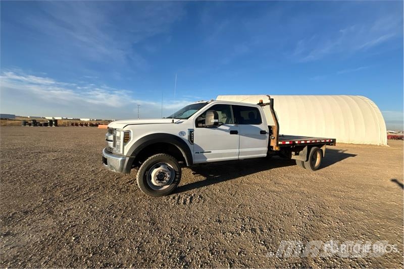 Ford F-550 XLT 4x4 Crew Cab Flatbed Truck Camiones de cama baja