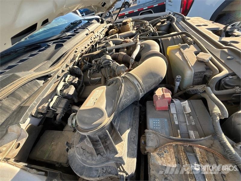 Ford F-550 XLT 4x4 Crew Cab Flatbed Truck Camiones de cama baja