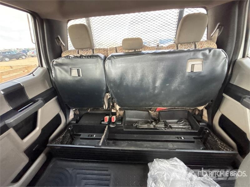 Ford F-550 XLT 4x4 Crew Cab Flatbed Truck Lava-kuorma-autot