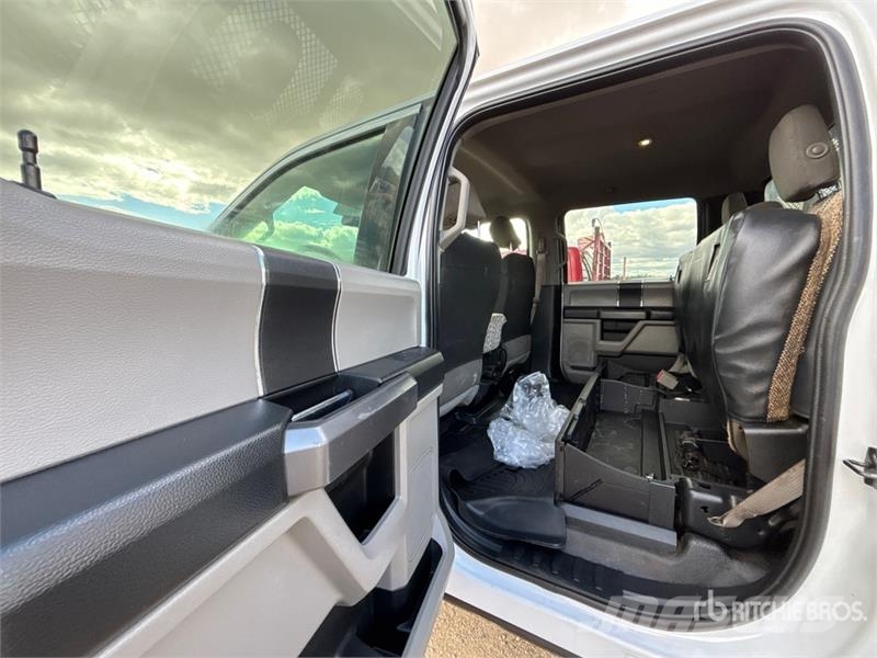 Ford F-550 XLT 4x4 Crew Cab Flatbed Truck Lava-kuorma-autot