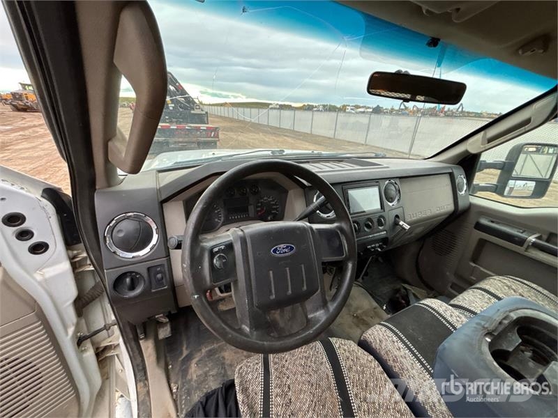 Ford F-550 XLT 4x4 Crew Cab Flatbed Truck (Inoperable) Camiões estrado/caixa aberta
