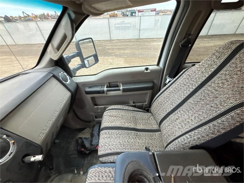 Ford F-550 XLT 4x4 Crew Cab Flatbed Truck (Inoperable) Camiões estrado/caixa aberta