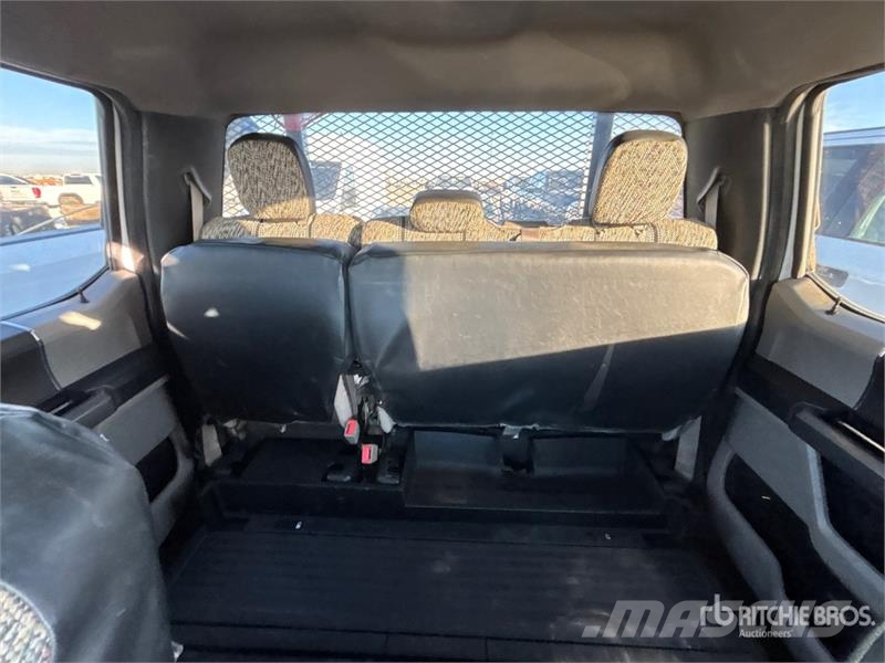 Ford F-550 XLT 4x4 Crew Cab Flatbed Truck Camiones de cama baja